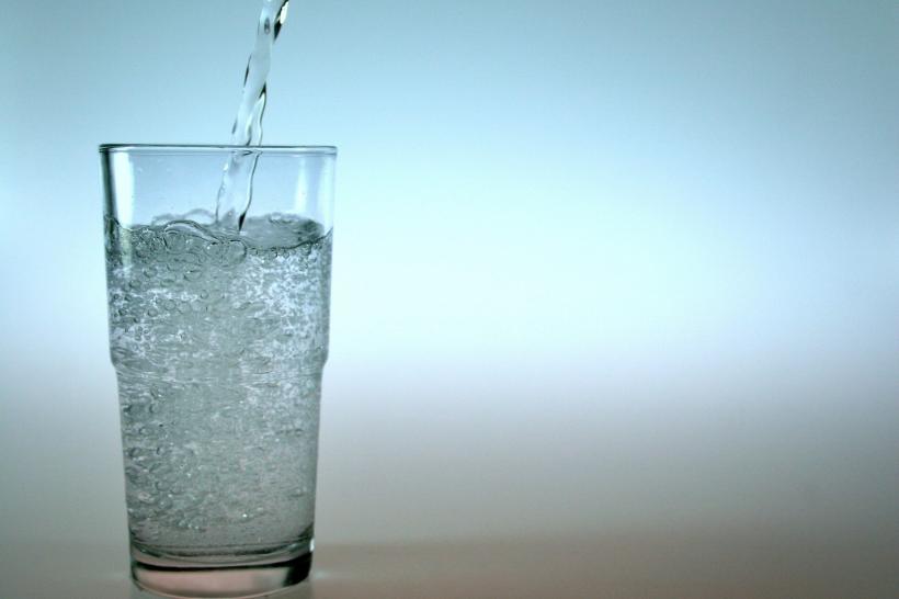 Beneficiile apei minerale asupra sănătății. La ce trebuie să fii atent?