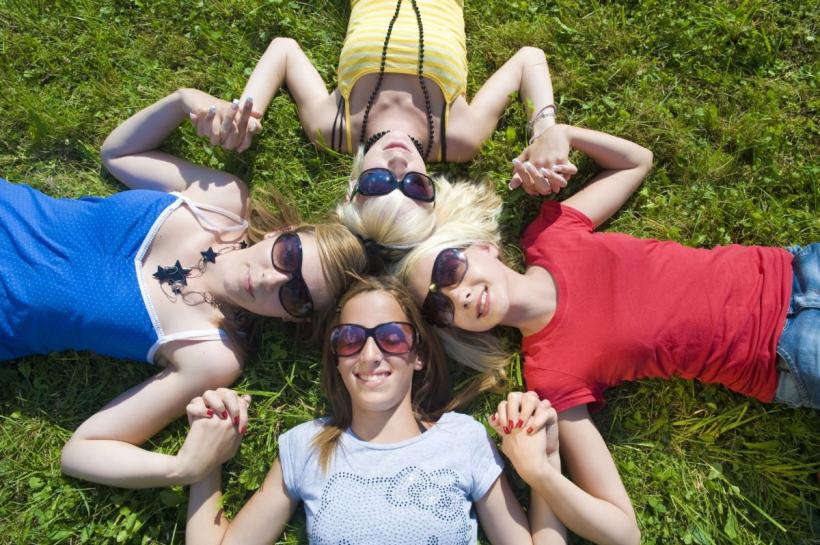 4 luni de naștere care privesc lumea prin ochelari roz