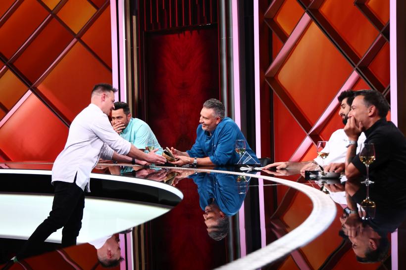 Chefi la cuțite, lider de audiență. Chef Richard i-a oferit aseară cuțitul de aur lui Alexandru Dodoaia. Diseară, Monica Tatoiu vine la degustarea amuletei 18998307