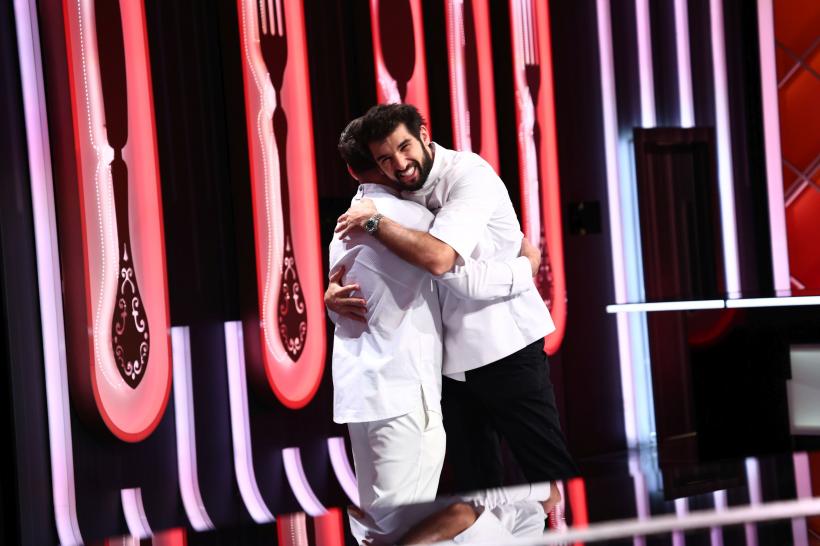 Chefi la cuțite, lider de audiență. Chef Richard i-a oferit aseară cuțitul de aur lui Alexandru Dodoaia. Diseară, Monica Tatoiu vine la degustarea amuletei 18998310