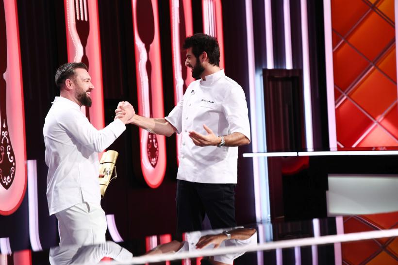 Chefi la cuțite, lider de audiență. Chef Richard i-a oferit aseară cuțitul de aur lui Alexandru Dodoaia. Diseară, Monica Tatoiu vine la degustarea amuletei