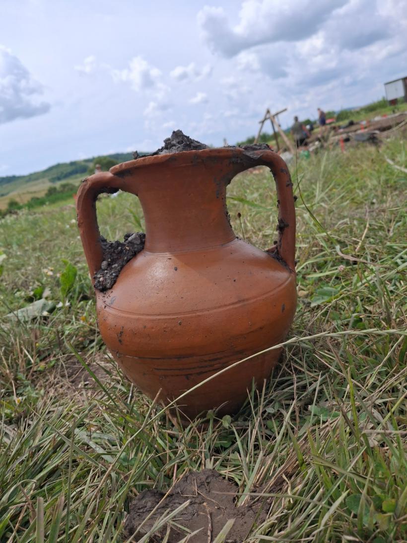Secretul îngropat de 2.000 de ani în Mureș: ce au găsit arheologii într-o cisternă romană 18998657