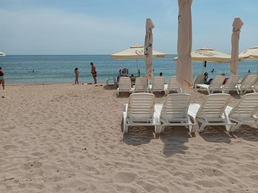 Încă un an de alergat cu șezlongul în spate, pe plajele din România