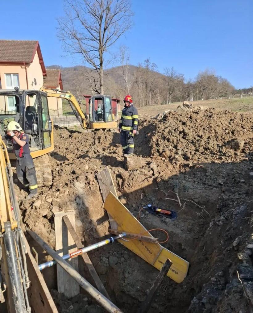 Tragedie în Satu Mare: Muncitor mort după ce a fost îngropat de viu sub un mal de pământ. 18998909