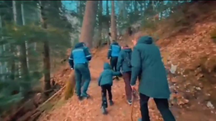 Spaimă în Sinaia: Trei turiști străini, escortați de jandarmi după o întâlnire  cu o ursoaică cu pui