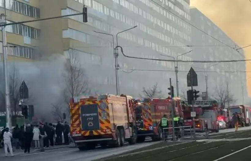 Incendiu uriaș la parterul unui bloc din Capitală. Pompierii încarcă evacuarea locatarilor