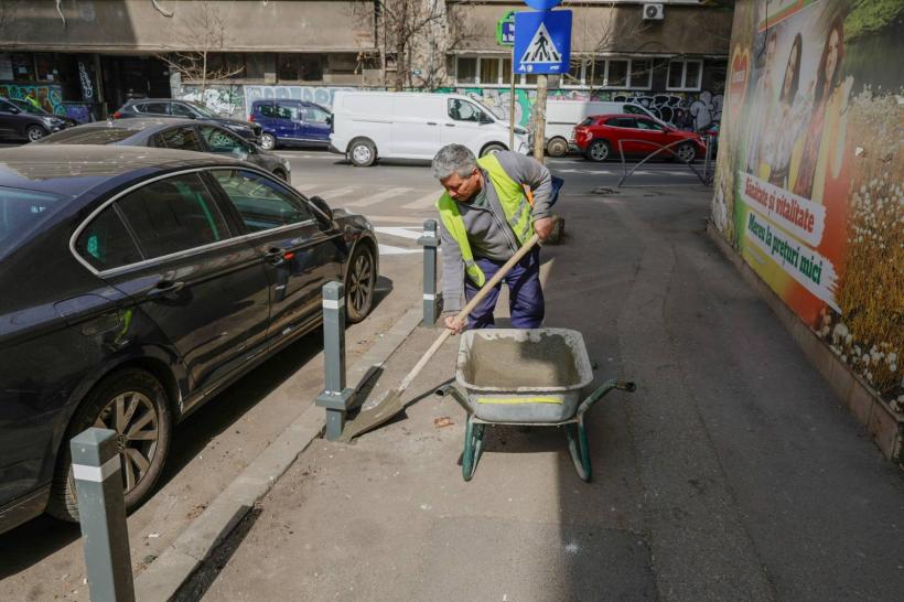 Stâlpișori și ordine în centrul Capitalei: Primăria Generală a curățat spațiul public din fața Sălii Palatului 18998966