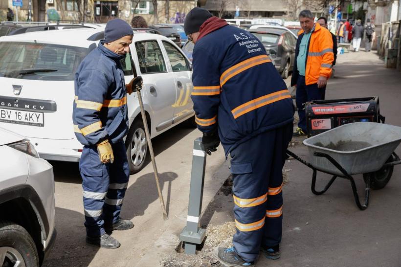 Stâlpișori și ordine în centrul Capitalei: Primăria Generală a curățat spațiul public din fața Sălii Palatului 18998967
