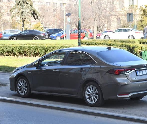 Stâlpișori și ordine în centrul Capitalei: Primăria Generală a curățat spațiul public din fața Sălii Palatului 18998968