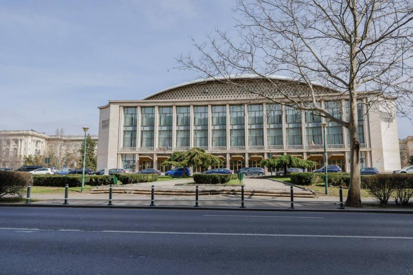 Stâlpișori și ordine în centrul Capitalei: Primăria Generală a curățat spațiul public din fața Sălii Palatului