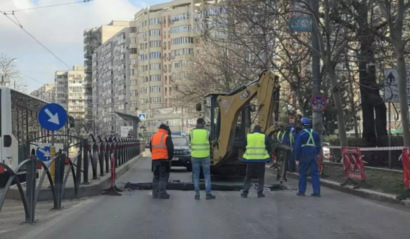 Haos în trafic: Șoseaua Mihai Bravu, blocată parțial după o surpare a asfaltului