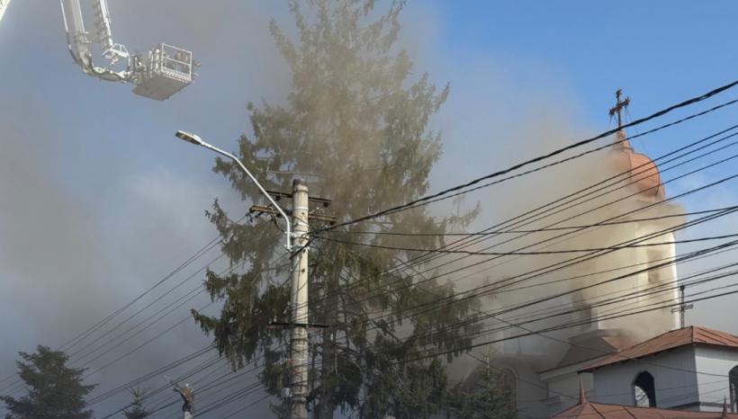 Panică în Prahova: 120 de oameni evacuați dintr-o biserică monument istoric cuprinsă de flăcări