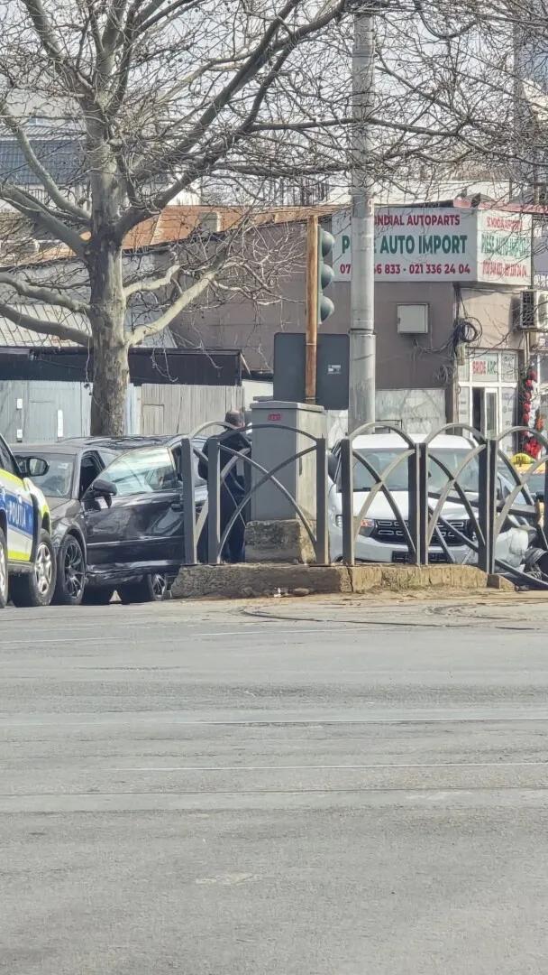 Refugiu de tramvai spulberat de trei mașini. Printre victime se află și minori