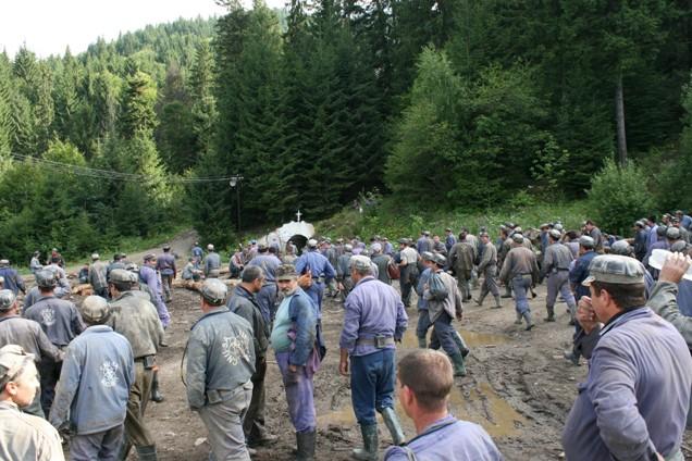 Zeci de mineri de la CE Oltenia protestează la Târgu Jiu