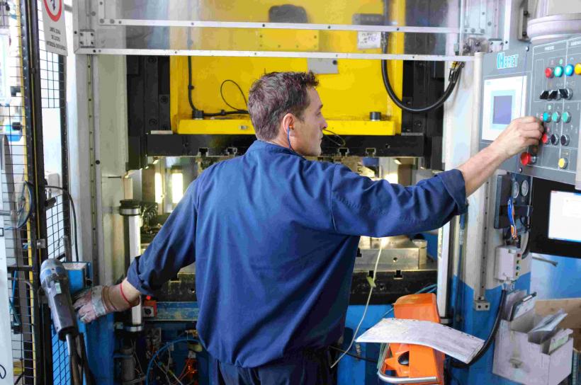 România, în fața crizei mondiale: angajați puțini, cu salarii mici și jupuiți de stat  