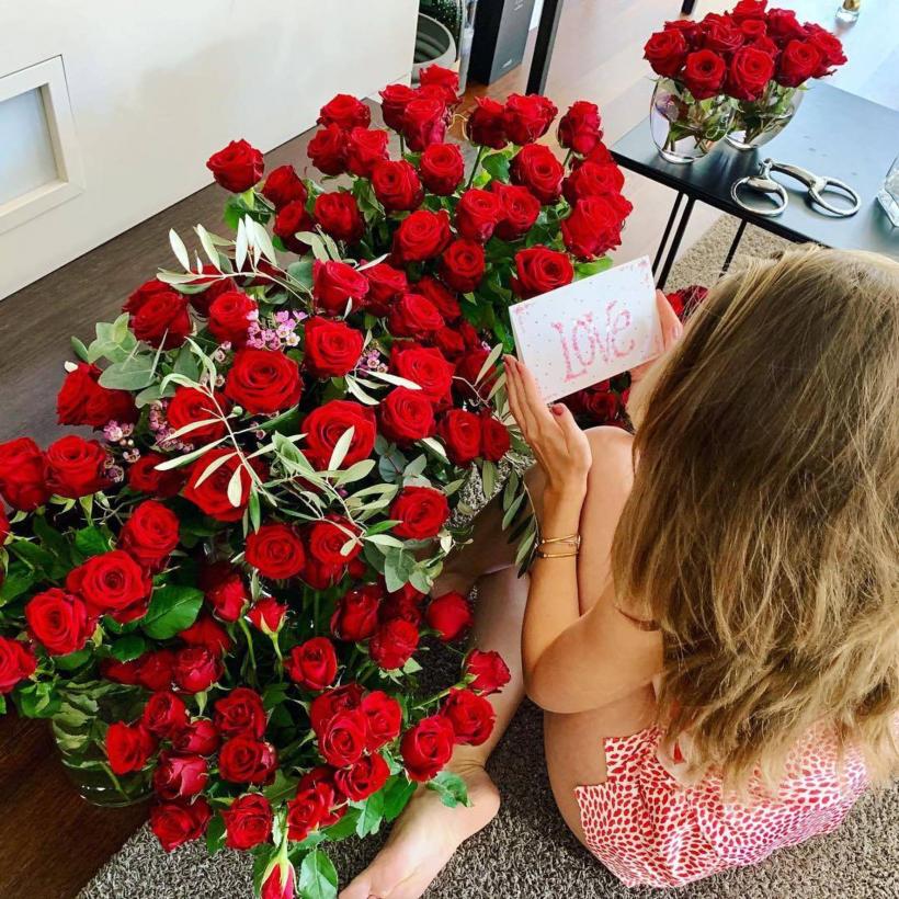 Românii nu s-au uitat la bani de Ziua Femeii: Mii de flori și delicatese livrate la domiciliu