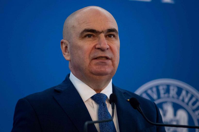 Bolojan se pregătește să dea, pentru a doua oară, foc Constituției. Legea interzicerii cumulului pensiei cu salariul la stat frizează trei decizii anterioare ale CCR