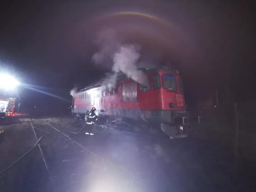 Locomotivă în flăcări la Oradea: Intervenție de urgență pentru a preveni un dezastru în gară