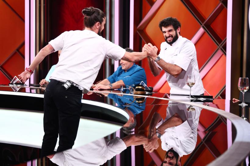 Chefi la cuțite, lider de audiență. Chef Richard a câștigat aseară prețioasa bombă. Diseară, jurații se contrazic aprig la degustarea amuletei: „E crud acest aluat!” 18999490