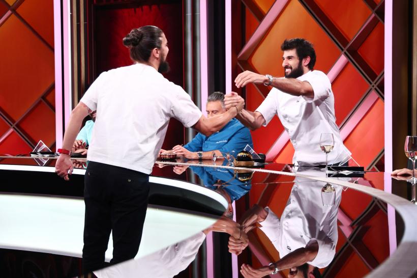 Chefi la cuțite, lider de audiență. Chef Richard a câștigat aseară prețioasa bombă. Diseară, jurații se contrazic aprig la degustarea amuletei: „E crud acest aluat!” 18999491