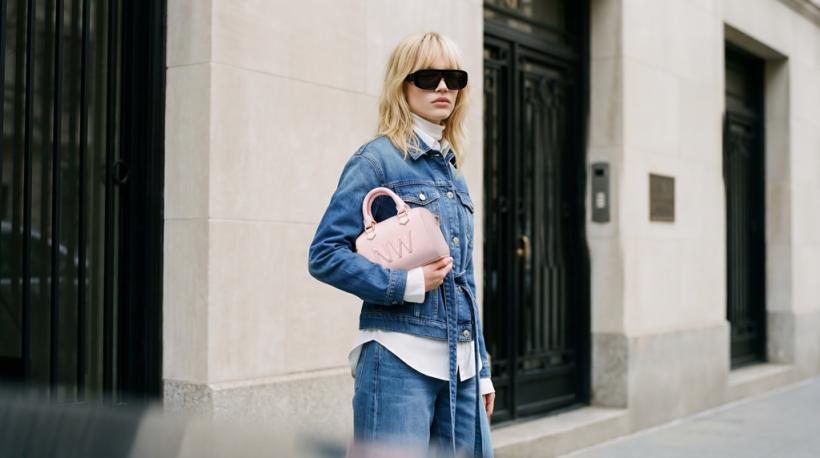 Cum poti accesoriza o geaca de blugi pentru a obtine un stil feminin?