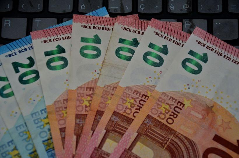 Moneda europeană se scumpește, dolarul american scade