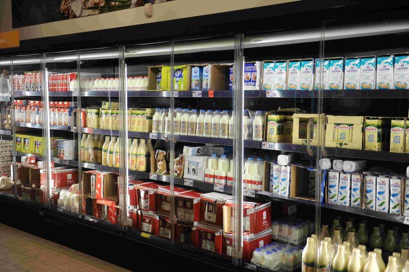 Falimentul bate la ușa fermelor: laptele costă 2 lei să fie produs, dar se vinde cu un leu 18999356