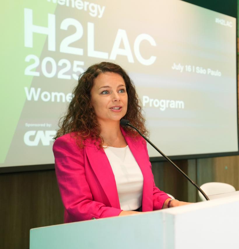 Incredibila poveste a unei sibience: Ioana a lăsat luxul din Dubai pentru un an sabatic într-un camion  18999581