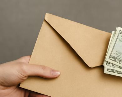 O funcționară din Ucraina, prinsă cu mită de 40.000 de dolari