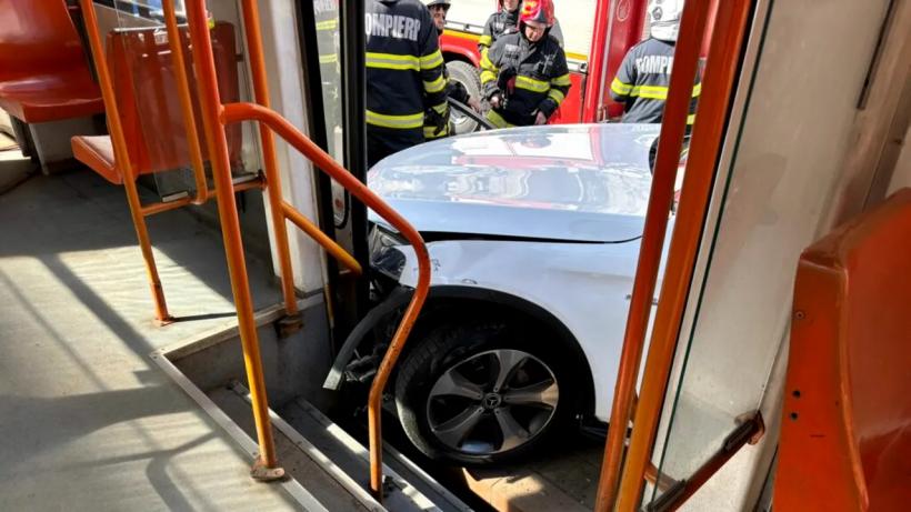 Accident grav în Capitală! Mașină intrată în plin în refugiul de tramvai, mai mulți răniți