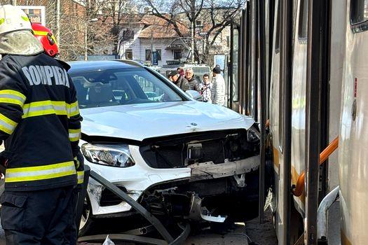 Accident grav în Capitală! Mașină intrată în plin în refugiul de tramvai, mai mulți răniți 18999712