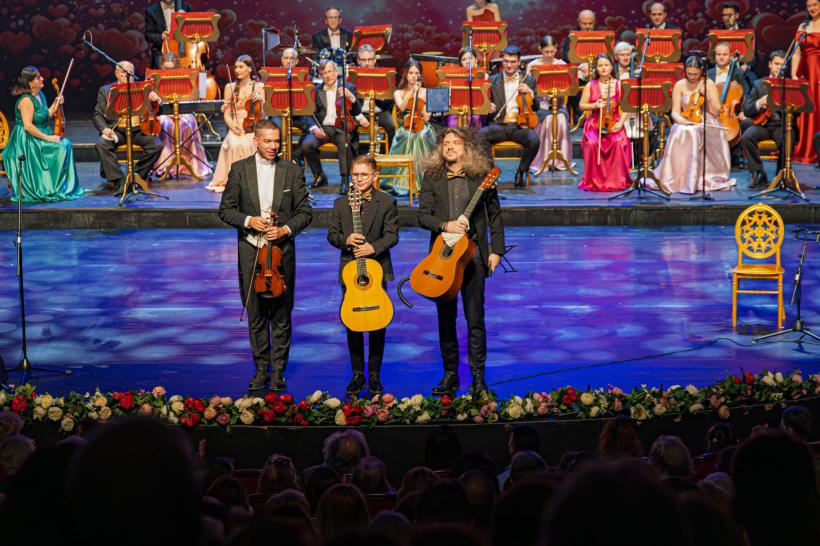 Un chitarist de 12 ani a cucerit publicul meloman din toată țara 18999531