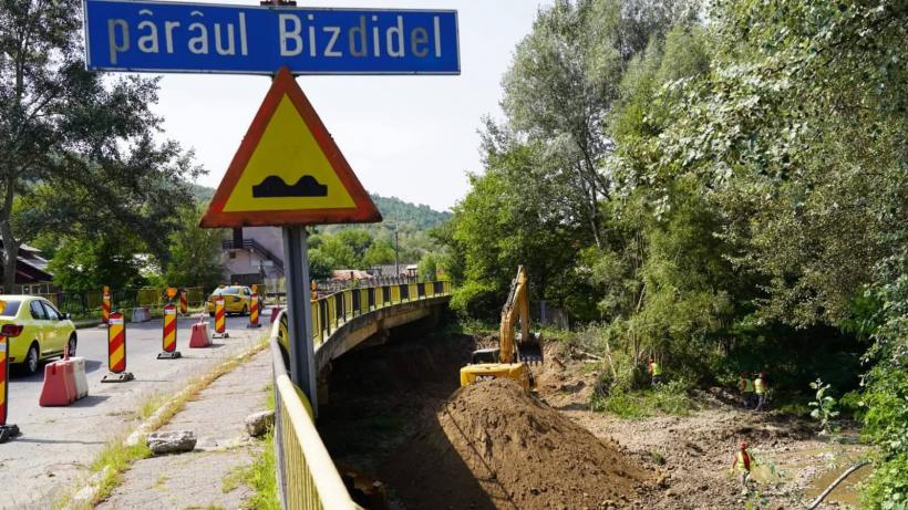 Secretul podului de la Pucioasa care nu se mai termină: se așteaptă uscarea betonului turnat 18999547