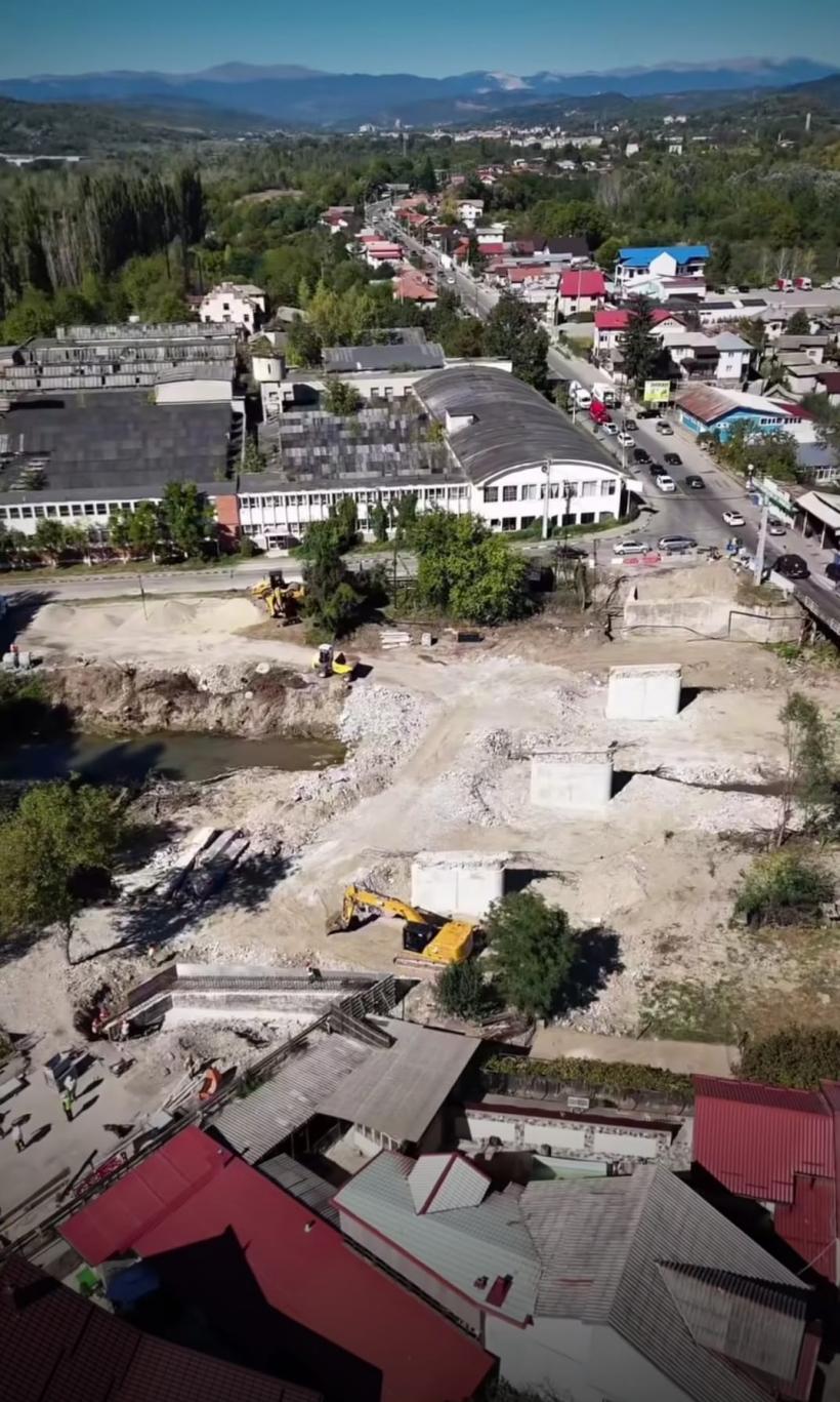 Secretul podului de la Pucioasa care nu se mai termină: se așteaptă uscarea betonului turnat 18999548