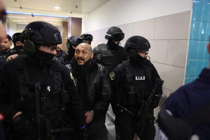 Manelistul Dani Mocanu a aterizat în cătușe pe Otopeni și merge direct la închisoare