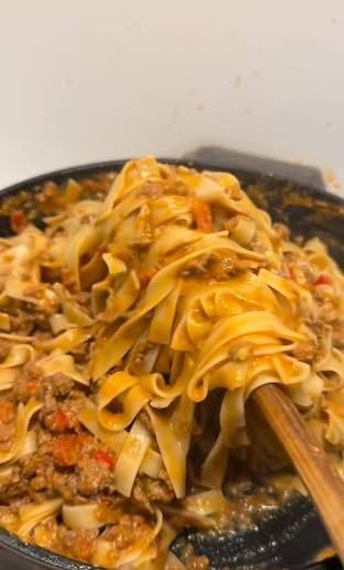 Rețeta Laurei Cosoi de tagliatelle bolognese pentru copii