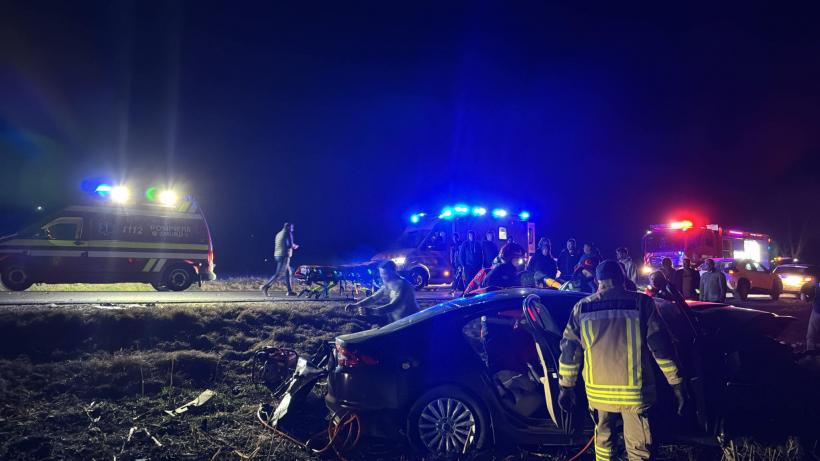 Tragedie rutieră în Suceava: Un mort, doi răniți în accident devastator pe drumul morții DN2! 18999976
