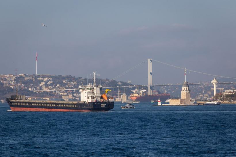 Dubla măsură la Casa Albă: SUA suspendă sancțiunile pentru petrolul iranian, în timp ce bombardează Teheranul