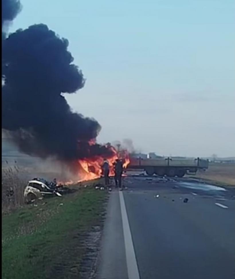 Scene șocante în Vaslui: mașină distrusă complet și TIR în flăcări după un accident fatal