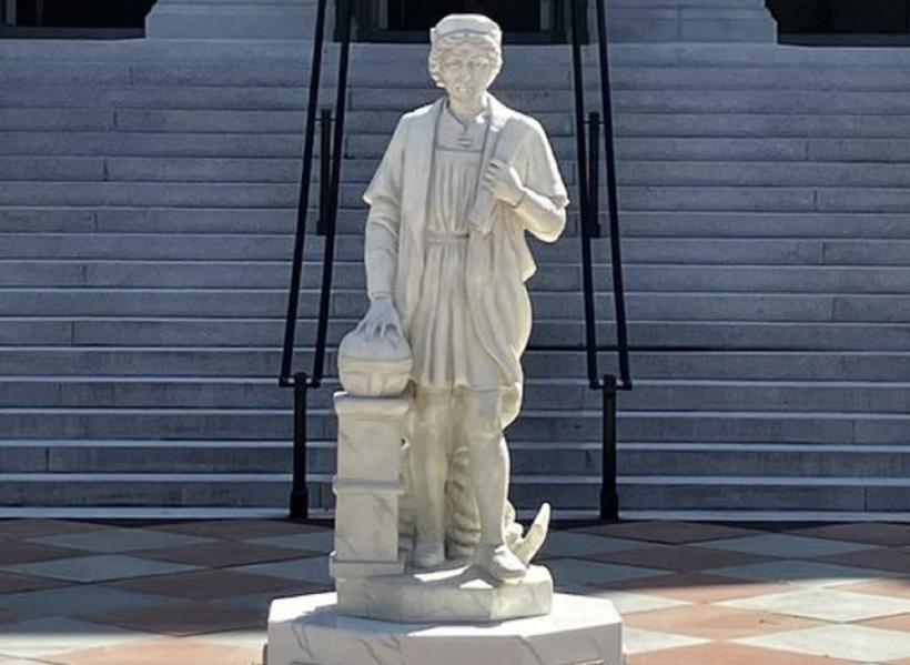 Statuia lui Columb, instalată lângă Casa Albă. Trump capitalizează evenimentul