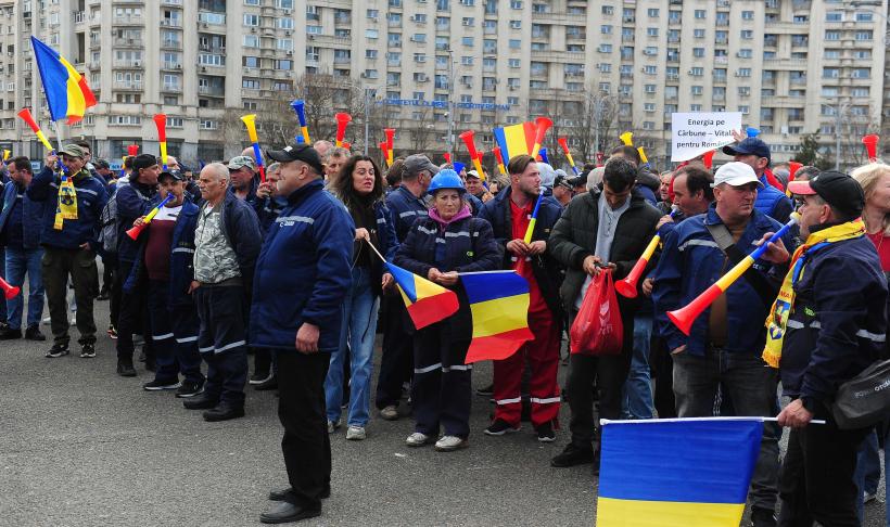 Protest masiv al minerilor în Piața Victoriei: peste 1.000 de oameni cer oprirea concedierilor 19000369