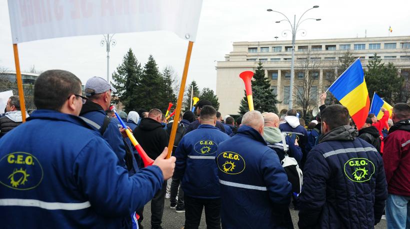Protest masiv al minerilor în Piața Victoriei: peste 1.000 de oameni cer oprirea concedierilor 19000374