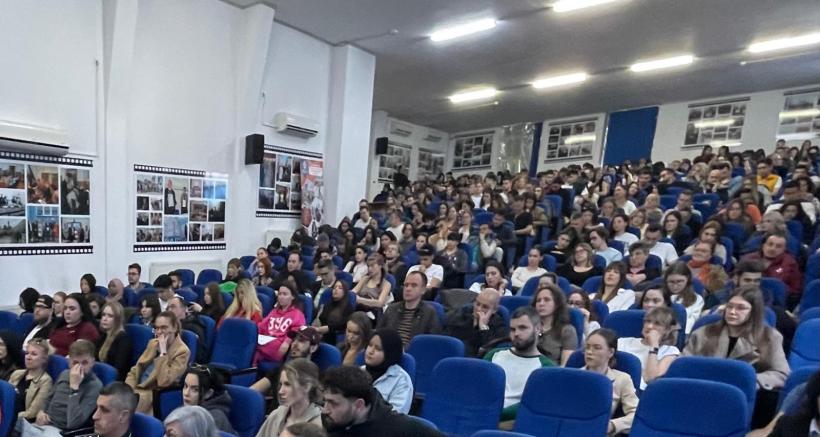 România, tot mai vulnerabilă în fața drogurilor: realitatea dură a fenomenului, prezentată la Arad în cadrul campaniei „Conștient, nu dependent”