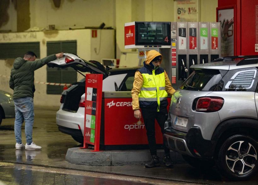 Șofer român de TIR, ucis în Spania după ce a prins un hoț de motorină. Final cumplit în fața soției