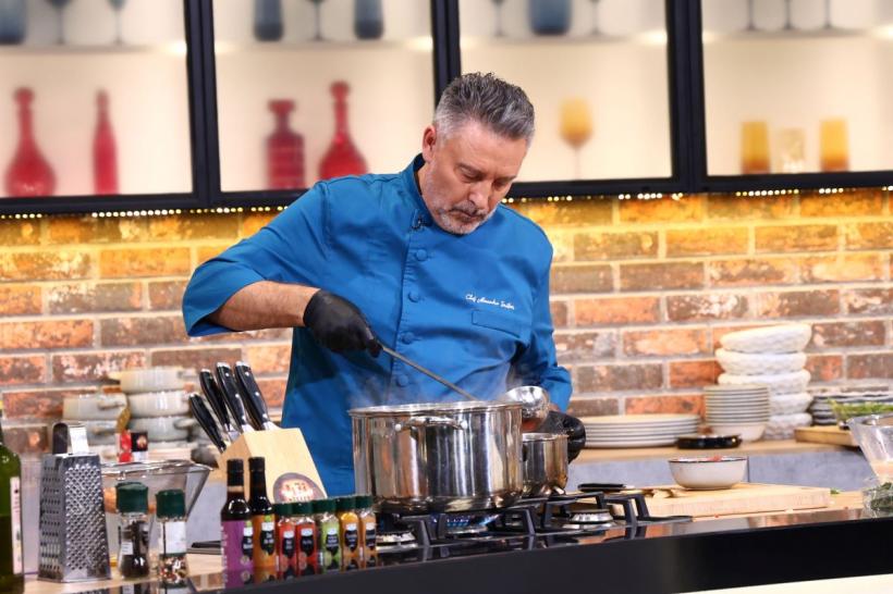 Chefi la cuțite, lider de audiență. Chef Sautner, din nou victorios, aseară! Jurații trebuie să gătească diseară cea mai bună ciorbă, pentru a treia bombă a sezonului 19000510