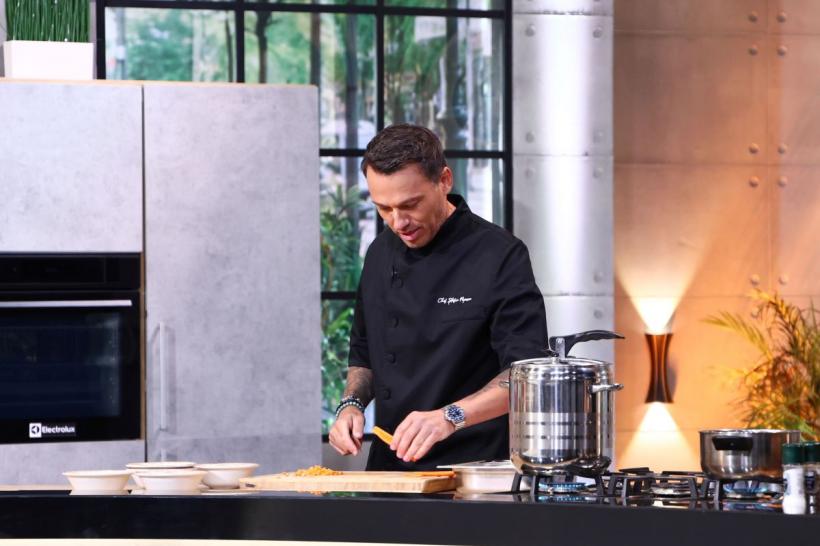 Chefi la cuțite, lider de audiență. Chef Sautner, din nou victorios, aseară! Jurații trebuie să gătească diseară cea mai bună ciorbă, pentru a treia bombă a sezonului 19000512