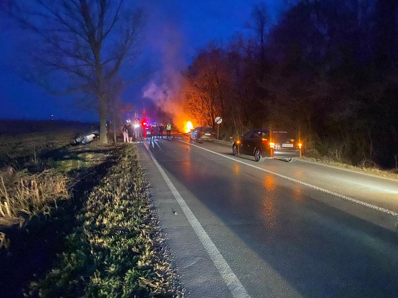 Bilanț negru la Dulcești: Patru persoane au murit, după ce o mașină a luat foc în urma impactului 19000661