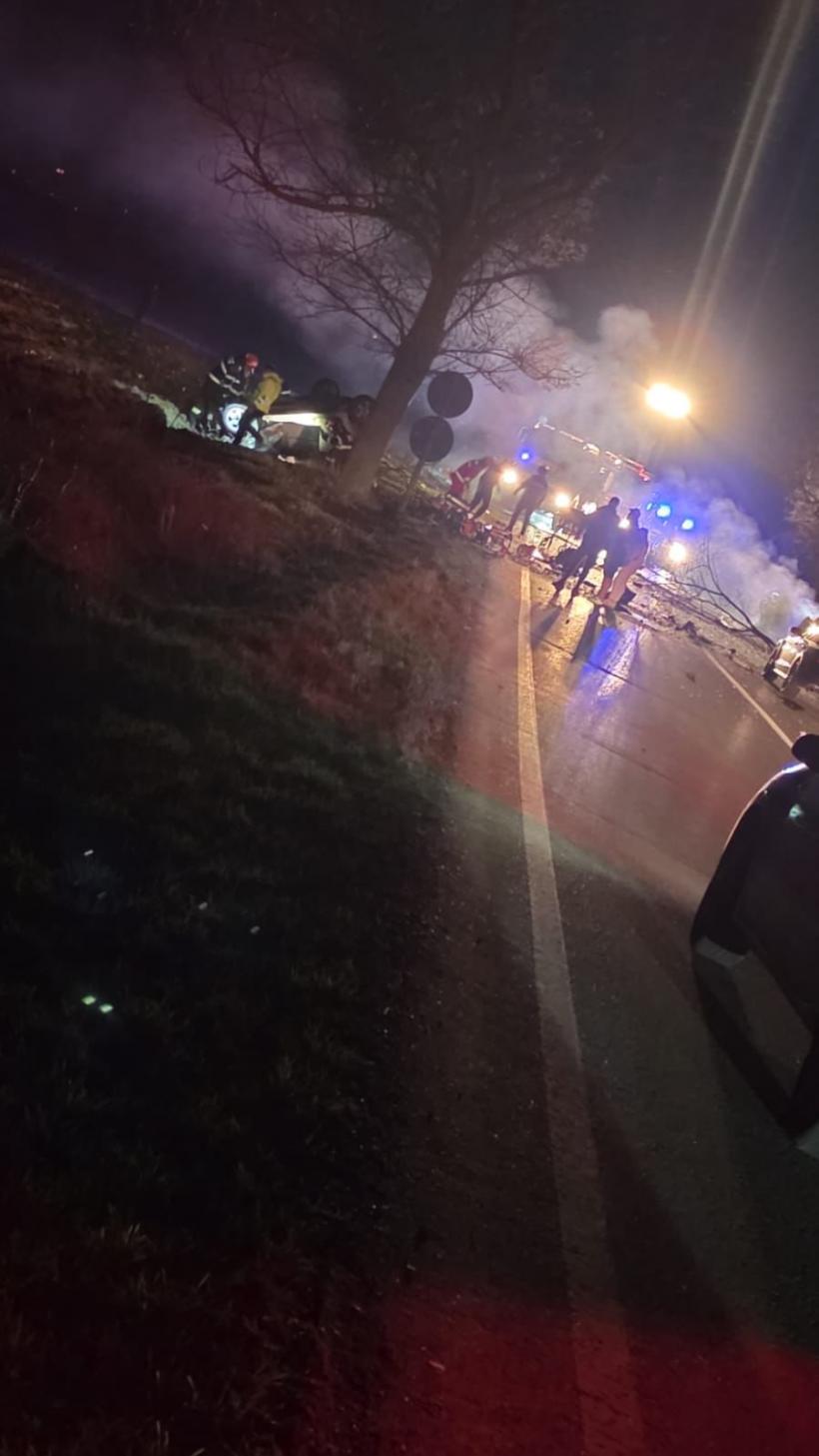 Bilanț negru la Dulcești: Patru persoane au murit, după ce o mașină a luat foc în urma impactului 19000662