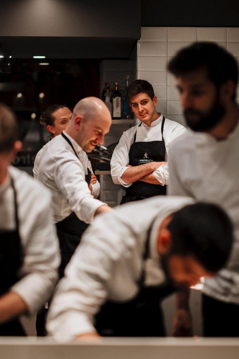 Luca Zvaleni, câștigătorul sezonului 16 Chefi la cuțite, a început stagiul la Retroscena, alături de Chef Richard: „M-au fascinat ideile și combinațiile culinare ale Chef-ului” 19000526