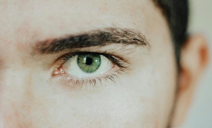 Privirea care cucerește: cum pui în valoare ochii verzi cu lentile și rame de ochelari de vedere damă